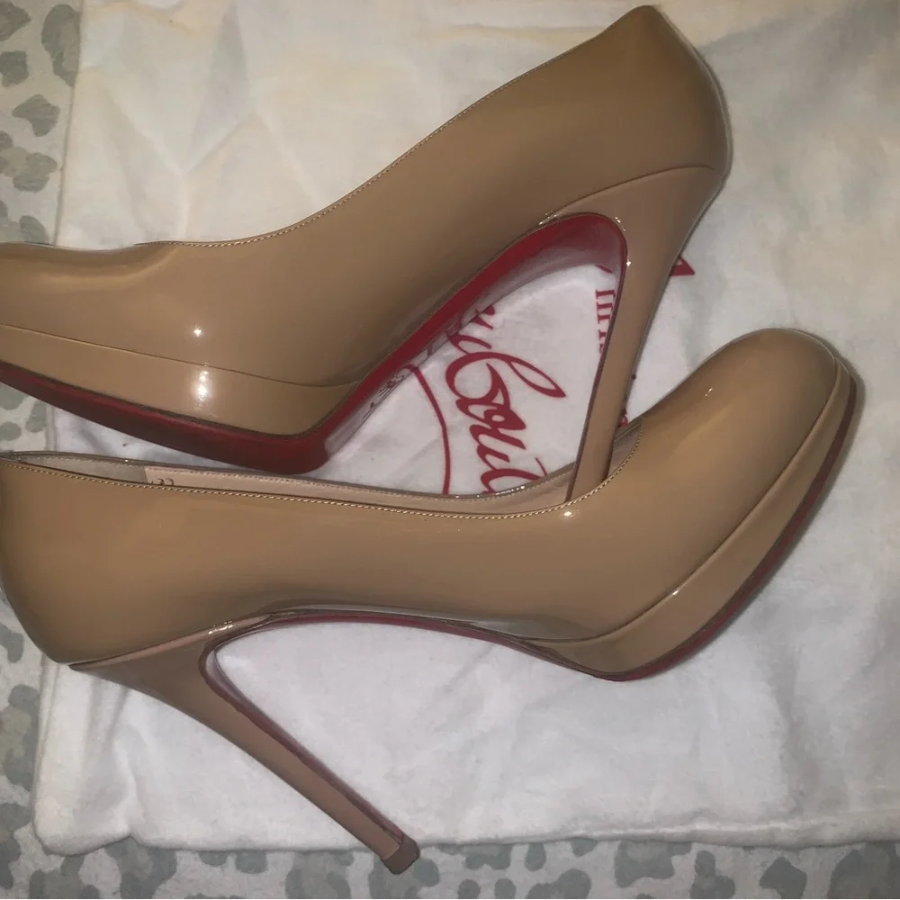 CHRISTIAN LOUBOUTIN
Patent Leather Pumps - Picture 4 of 6